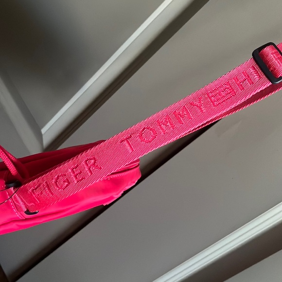 NEW WITH TAGS. Tommy Hilfiger crossbody bag, pink - Picture 5 of 12